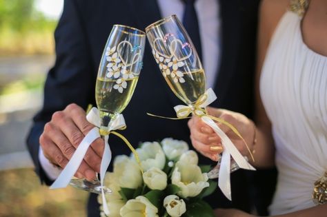 Ideas para decorar las copas de los novios Centerpieces Diy, Lady Popular, Wedding Centerpieces Diy, Make Friends, Online Game, Free Online Games, Champagne Flute, Wedding Centerpieces, Fashion Games