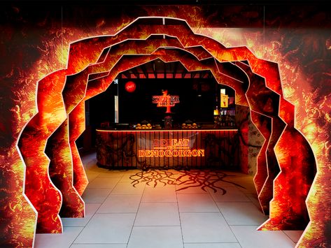 Event Installation, Halloween Balloons Decorations, Fire Theme, Stranger Things Theme, Stranger Things Cosplay, Drink Display, Photo Area, Stranger Things Halloween, Booth Decor