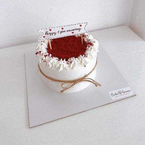 Red Velvet Cake Aesthetic Korean, Aniversary Cakes Designs Simple, Red Velvet Bento Cake, Red Velvet Cake Design Birthdays, Aniversary Cakes Designs, Red Velvet Cake Design, Anniversary Cake Aesthetic, Mini Red Velvet Cake, Kue Disney