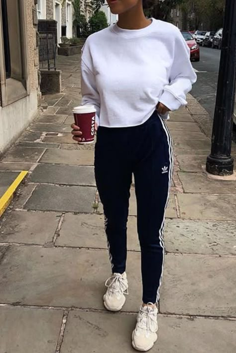 Leggings And Sweatshirt Outfit, Outfit Jogging, Adidas Leggings Outfit, School Leggings, Looks Adidas, Sunday Outfit, Jogging Outfit, Look Legging, Look Adidas