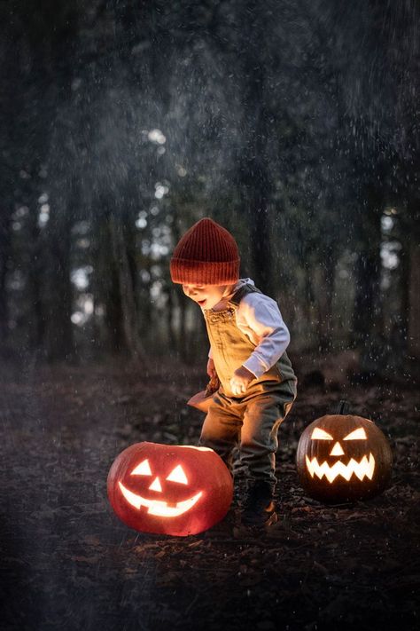 Toddler Halloween Pictures Photo Ideas, Pumpkin Photoshoot Kids, Kids Halloween Photoshoot Ideas, Kids Fall Pictures, Toddler Halloween Pictures, Pumpkin Head Photoshoot Kids, Ugly Christmas Sweater Pregnant, Family Halloween Photoshoot, Halloween Shooting