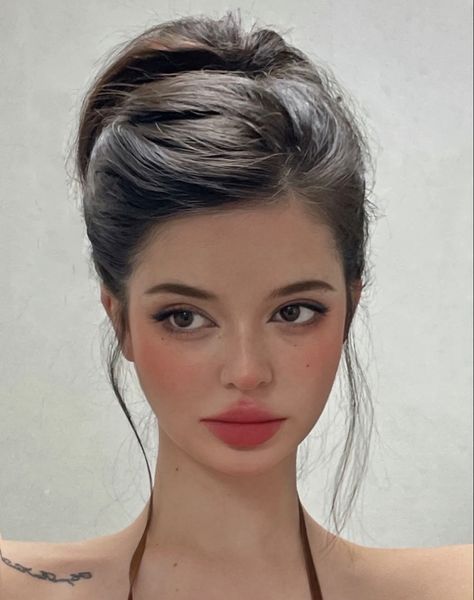 90s Prom Hairstyles, Wallpaper Celebrity, Celebrity Drawing, Golden Wallpaper, Celebrity Style Icons, Summer Playlist, Celebrating Life, Hair Stylies, Hair Up Styles