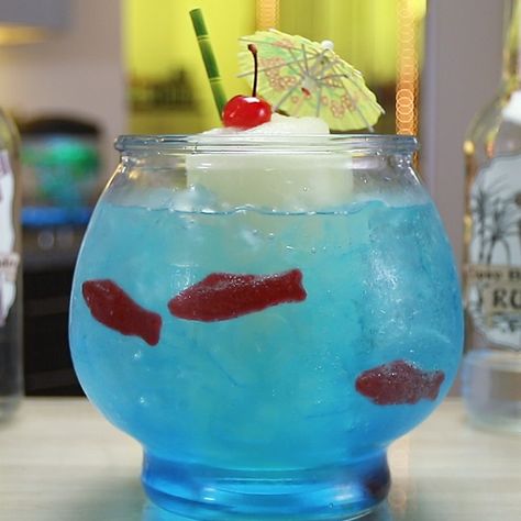 Fish Bowl Drink, Fishbowl Cocktail, Jolly Rancher Vodka, Fishbowl Drink, Vodka Gummy Bears, Jungle Juice Recipe, Party Punch Recipes, Candy Cocktails, Alcholic Drinks