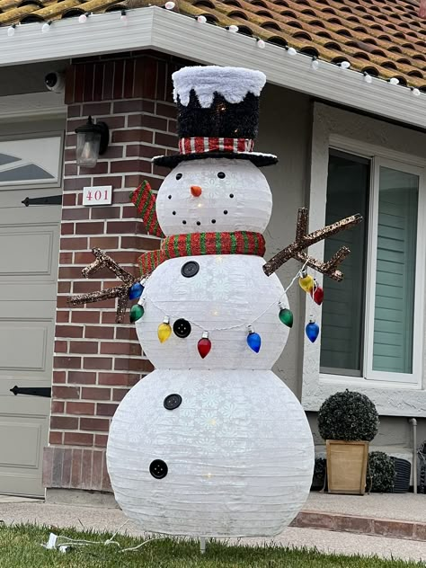 Giant Snowman Diy, Snowman Outside Build A, Diy Large Snowman Decorations, Snowman Ideas Outdoor Real, Hand Made Card Board Snowman For Door, Outdoor Snowman, Diy Natal, Modern Tv Wall Units, Momma Bear