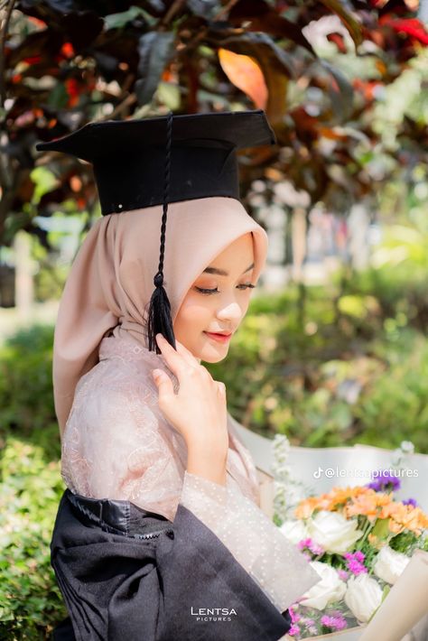 Convo Pose Ideas, Moodboard Graduation Photo, Ide Foto Wisuda Outdoor, Graduation Outdoor Photoshoot, Pose Wisuda Outdoor, Outdoor Graduation Photoshoot Ideas, Graduation Poses Ideas, Foto Graduation, Graduation Look Makeup