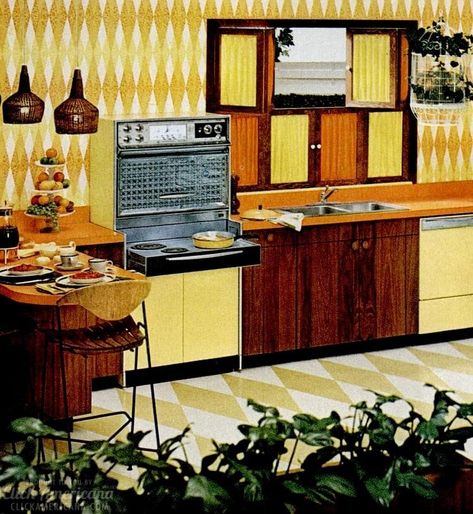 20 retro yellow kitchens from yesteryear: Sunny midcentury home decor - Click Americana Ux Moodboard, Yellow Kitchen Curtains, Red Kitchen Appliances, Vintage Kitchen Decor Retro, Yellow Kitchens, 1970s Interior Design, Retro Homes, Retro Kitchen Appliances, Electric Stoves