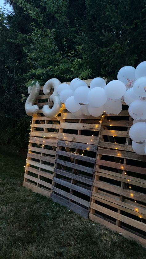 Homemade Grad Party Decorations, Shelter Party Decorations, Graduation Party Decor Outdoor, Graduation Aisle Decor, Diy Grad Party Backdrop, Outside Grad Party Ideas, Cheap Grad Party Ideas, Minimalistic Graduation Party Decor, College Graduation Party Ideas Decoration Color Schemes