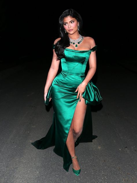 Kylie Jenner Party, Green Dress Makeup, Kylie Jenner Dress, Emerald Gown, Trendy Outfits 2020, Kardashian Kylie Jenner, Kylie Dress, Emerald Dresses, Emerald Green Dresses