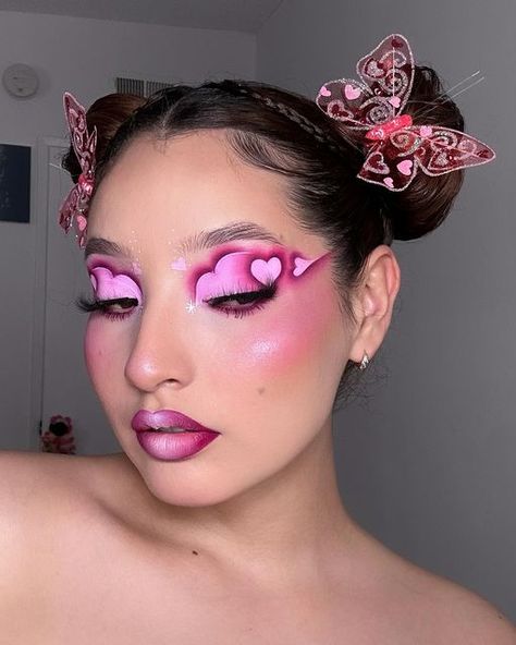 Pink Cute Eye Makeup, Eye Makeup Creative Art, Valentine Make Up Look, Creative Looks Makeup, Cute Fun Makeup Looks, Eye Makeup Inspo Creative, Heart Eyeshadow Look, Pink Creative Makeup, Valentine Make Up