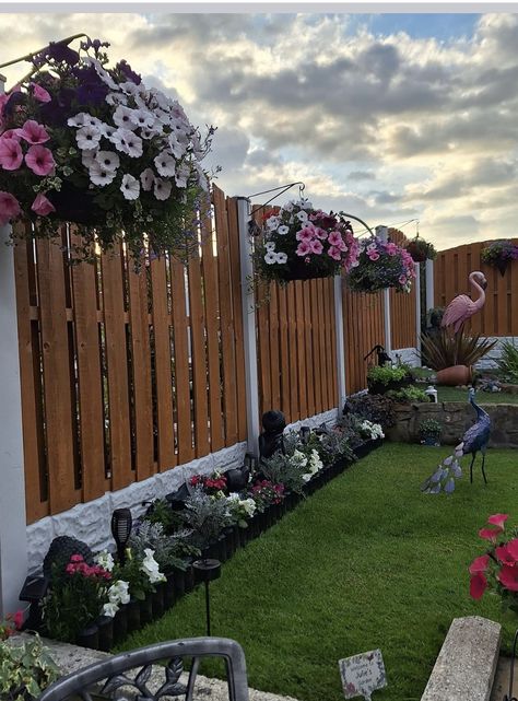 Hanging Plants Fence, Garden Townhouse, Landscape Boarders, Dream Garden Backyards, Outdoors Ideas, Beach Backyard, Side Yards, Backyard Landscape, Fence Art