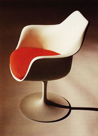 Tulip Chair Eero Saarinen Furniture, Saarinen Tulip Chair, Eero Saarinen Tulip Chair, Wooden Lawn Chairs, Tulip Chair Saarinen, Saarinen Chair, Gold Accent Chair, Furniture History, Office Guest Chairs