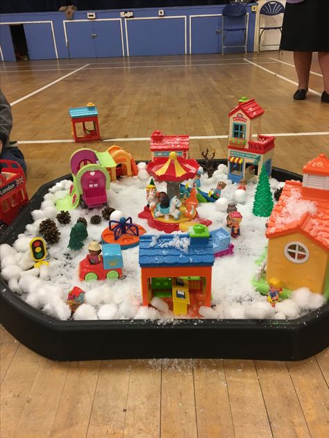 Christmas Craft Eyfs Kids, Christmas Grotto Role Play Eyfs, Christmas Crafts Eyfs Kids, Christmas Eyfs Activities Toddlers, Christmas Tuft Tray Ideas, Christmas Tuff Tray Ideas For Toddlers, Christmas Construction Eyfs, Christmas Small World Play, Christmas Tuff Tray Ideas For Babies