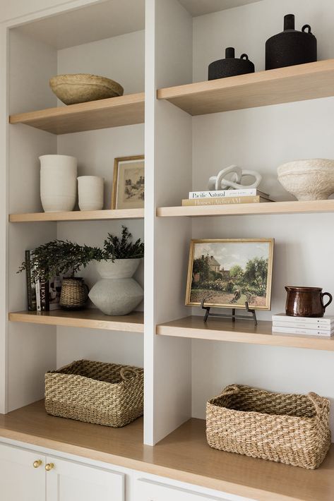 Oak Bookshelf Styling, Shelf Decor Minimal, Minimal Bookshelf Styling, Built In Shelf Styling, Beige Bookshelf, Eclectic Granny, Shelf Styling Living Room, Styling Shelf, Shelves Styling