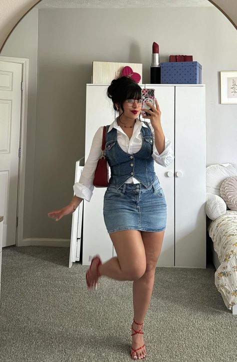 Hannah Cortez, Red Details, Denim On Denim, Effortlessly Chic Outfits, Causual Outfits, Simple Trendy Outfits, Cute Simple Outfits, Lookbook Outfits, Cute Casual Outfits