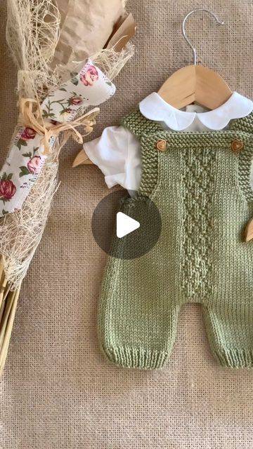 Baby Romper Pattern, Baby Knitwear, Baby Overalls, Knitted Romper, Baby Knitting Patterns, Baby Knitting, The Cutest, Knitting Patterns, Link In Bio