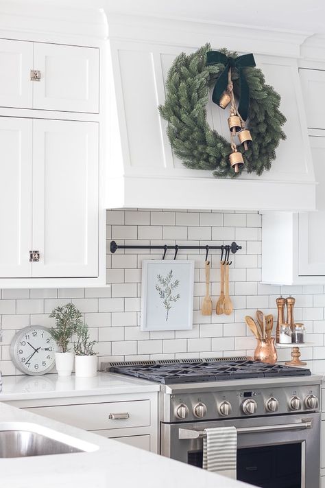 Wreath In Kitchen, Kitchen Island Christmas Decor Ideas, Simple Christmas Kitchen, Diy Kitchen Makeover Ideas, Lake Kitchen, Green Kitchen Decor, Hood Ideas, Colorful Kitchen Decor, Dream Farmhouse