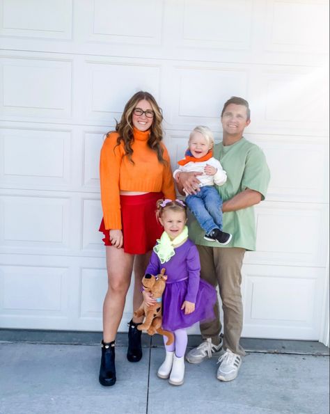 Family Halloween Costumes Scooby Doo, Scooby Family Costume, Scooby Doo Face Paint, Scooby Doo Family Costumes Halloween, Diy Family Of 3 Halloween Costumes, Scooby Doo Family Costumes, Scooby Doo Disfraz, Costume Halloween Famille, Shaggy Costume