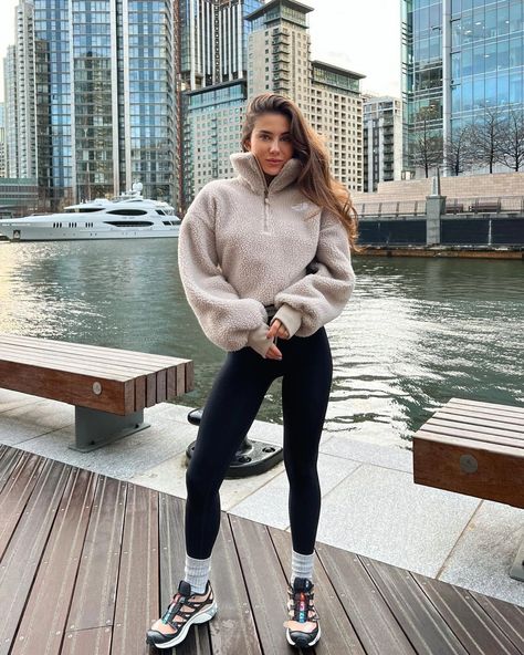 #fashion #lookbook #alllook Fitness Winter Outfit, Winter Sporty Outfits Cold Weather, Gym Winter Outfits, Fleece Outfit Women, Winter Athletic Outfits, Winter Active Wear Outfits, Running Ootd, Sporty Winter Outfits, Gym Outfit Winter