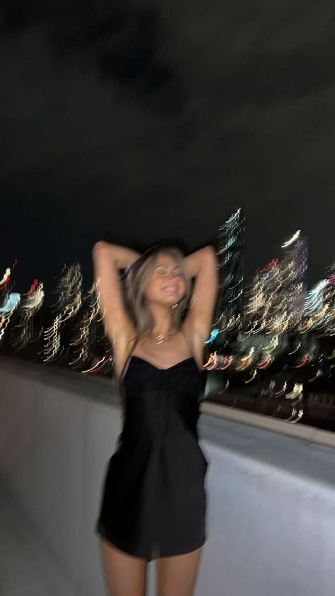 Night Rooftop Photoshoot, Rooftop Instagram Pictures, Nighttime Photo Shoot, Nighttime Instagram Pictures, Rooftop Picture Ideas, Nighttime Photoshoot Ideas, Night Time Pics, Nighttime Pictures, Rooftop Birthday