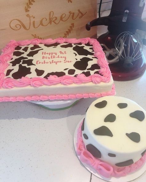 Cow Print Cake, Cow Print Cakes, Cow Birthday Cake, Cow Print Birthday, Cowgirl Cakes, 14th Birthday Cakes, Cow Birthday Parties, Cow Cakes, Cow Baby Showers