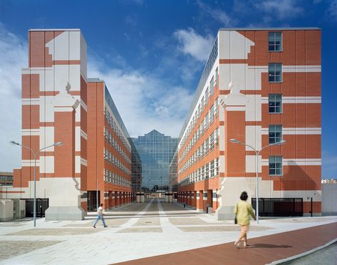 “We Learn From the Ordinary as Well as From the Extraordinary”: Robert Venturi and Denise Scott Brown Denise Scott Brown, Robert Venturi, Building Silhouette, Scott Brown, Carnegie Museum Of Art, Pritzker Prize, Top Architects, Famous Architects, Capitol Building