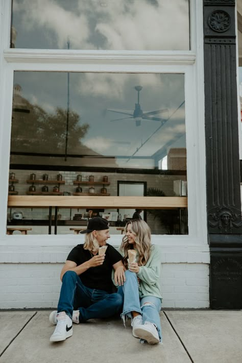 Rooftop Photoshoot, Engagement Photography Poses, Cute Engagement Photos, Couple Engagement Pictures, Engagement Pictures Poses, Summer Engagement Session, Anniversary Photoshoot, Engagement Photo Poses, Wedding Engagement Photos