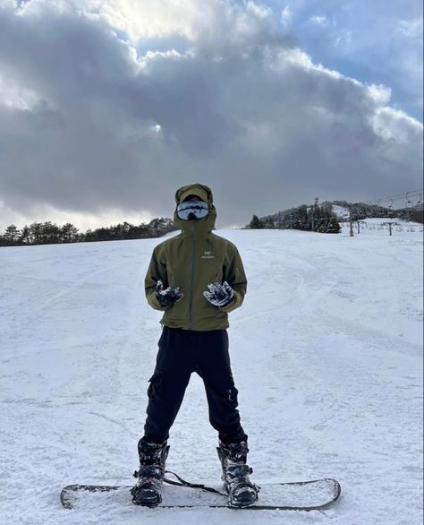 Ski Guy Aesthetic, Skiing Outfits Men, Men’s Snowboard Outfit, Snow Clothes Aesthetic, Snow Boarding Outfits Men, Arcteryx Ski Outfit, Skiing Outfit Mens, Snow Fits Men, Snowboarding Aesthetic Men