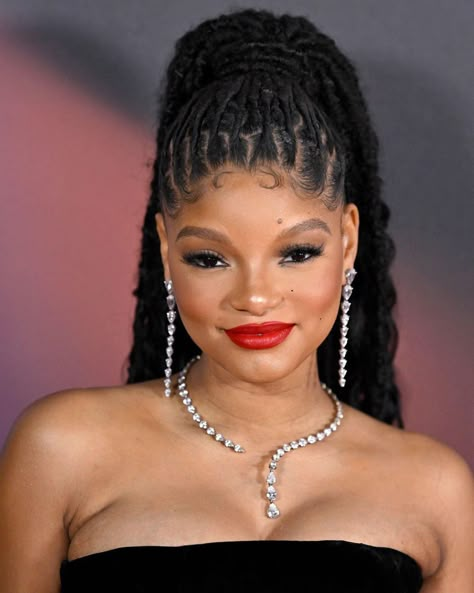 High Ponytail Dreadlocks, High Ponytail With Locs, Ponytail Locs Styles, Formal Loc Hairstyles, Chloe Bailey Locs, Chloe And Halle Locs, Halle Bailey Hair, Dyed Locs, Natural Crown