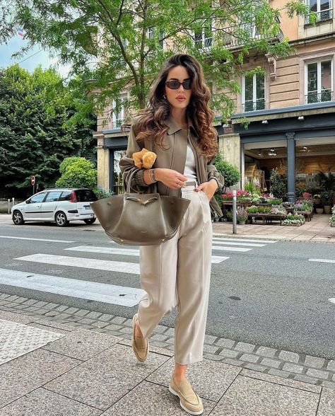 Taupe Top Outfit, Taupe Bag Outfit, Beige Loafers Outfit Women, Beige Loafers Outfit, 1920s Women, Loafers Outfit, Comfy Casual Outfits, Beige Outfit, Comfy Fashion