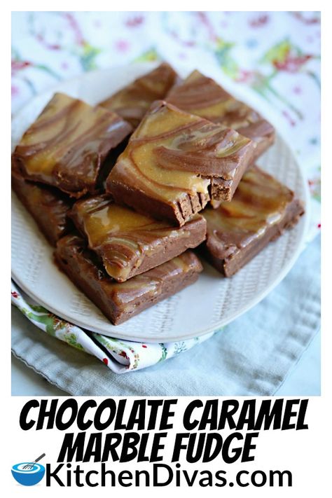 Lekkergoed Resepte, Chocolate Caramel Fudge Recipe, Carmel Fudge, Fudge Ideas, Caramel Fudge Recipe, Chocolate Caramel Fudge, Fudge Candy, Cookies And Cream Fudge, Cat Projects