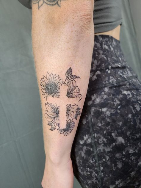 Cross With Sunflower Tattoo, Unique Cross Tattoos, Reward Ideas, Swirl Tattoo, Ring Tattoo, Western Tattoos, Cool Tattoo, Daisy Tattoo, Ring Tattoos