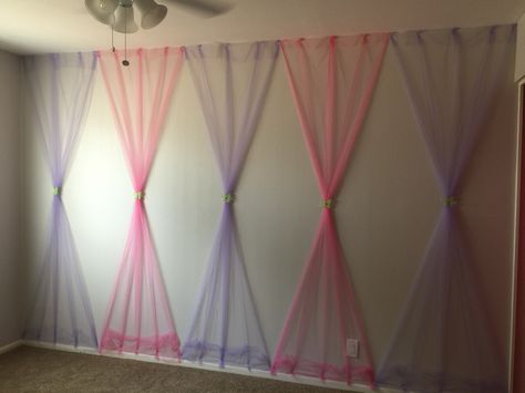 Tulle Wall Hanging, Tulle Wall Decor, Tulle Wall Backdrop, Streamers Decorations Ceiling, Party Streamer Ideas, Decorating With Tulle, Tulle Wall, Streamer Decor, Tulle Decor