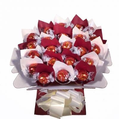 Chocolate Bouquet Lindt Chocolate Bouquet, Chocolate Christmas Gifts, Dark Chocolate Gift, Lindor Chocolate, Candy Arrangements, Chocolate Basket, Sweet Hampers, Chocolate Covered Fruit, Sweet Trees