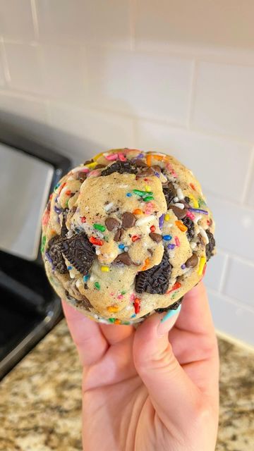 Massive Cookies, Bday Desserts, Funfetti Oreo, Cookies Aesthetic, Cake Jars, Confetti Cookies, Funfetti Cookies, Perfect Cookies, Chewy Cookies