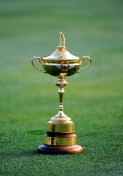 The Ryder Cup Championship trophy. A regular international golf championship takes place between the USA and Great Britain golf teams. Ryder Cup Golf, Top Golf Courses, Golf Buggy, Golf Net, Sports Trophies, Used Golf Clubs, Golf Trolley, Golf Rules, Golf Club Sets