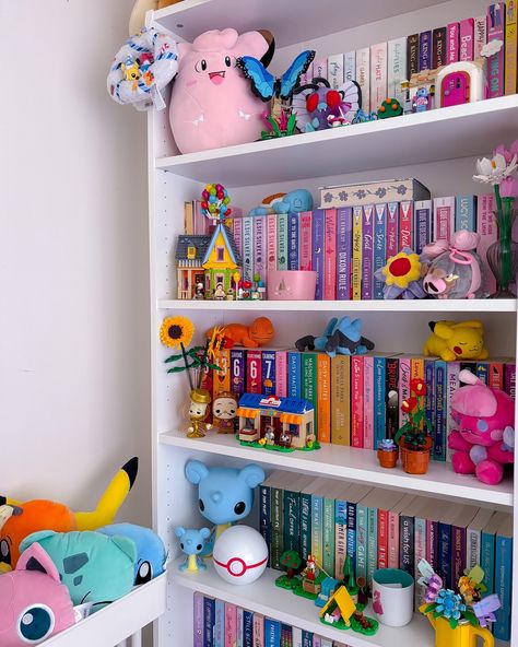 shelfie sunday 𖦹 ׂ 𓈒🧸 ೀ #cozyhobbies #pokemon #pokemonplush #lego #bookstagram #books #bookshelves #cozyroom #cozyreading #ａｅｓｔｈｅｔｉｃ #hobbyroom Organized Bookshelves Aesthetic, Disney Bookshelf Decor, Nerdy Bookshelf Decor, Loungefly Display Ideas, Book Case Ideas, Pokemon Book Shelf, Pokemon Plush Shelf, Bookcase Aesthetic, Bookshelf Anime Aesthetic