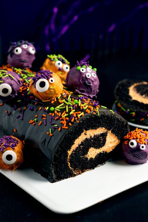 Get creative this Halloween with a fun take on a classic Swiss roll! Whip up our spooky Halloween chocolate cake roll filled with whipped cream, glazed with chocolate frosting and decorated with monster eye cake balls—you’re going to be making this one every year! Roll Cake Decoration, Halloween Chocolate Cake, Edible Cake Images, Log Cakes, Mexican Pizza Recipe, Halloween Dessert Ideas, Pasteles Halloween, Desserts For Christmas, Autumn Treats