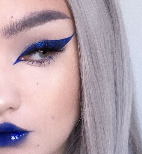 𝖆𝖓𝖓𝖆𝖇𝖊𝖑 on Instagram: “✨🌊✨🌊✨🌊✨ ———————————————————————— 🌊EYES: #jeffreestarcosmetics liquid lipstick (Blue Velvet) as eyeliner, topped with #urbandecaycosmetics…” Blue Lipstick Makeup, Monster Makeup, Blue Lipstick, Blue Eyeliner, Cool Makeup Looks, Makeup Tattoos, Body Makeup, Blue Makeup, Lipstick Makeup