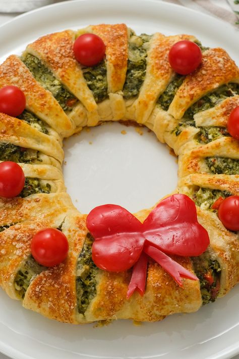 Spinach Dip Crescent Wreath Spinach Dip Wreath, Crescent Wreath, Cranberry Cheesecake Bars, Best Christmas Appetizers, Appetizer Buffet, Cranberry Cheesecake, Christmas Appetizer, Easy Party Food, Baking Stone