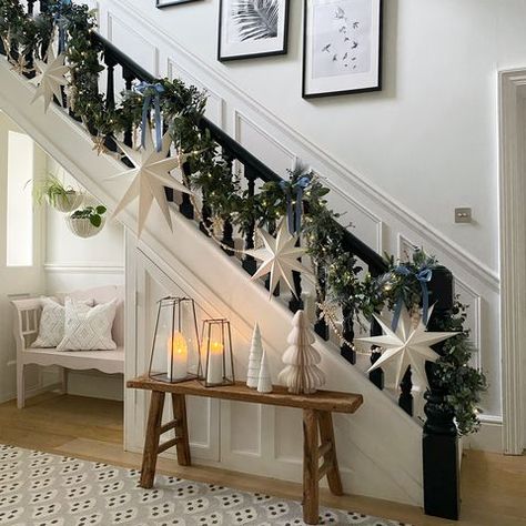 25 Best Christmas Stairway Decor Ideas - Christmas Staircase Decorating Tips Stairway Decor Ideas, Christmas Banister, Christmas Hallway, Christmas Stairs Decorations, Christmas Staircase Decor, Christmas Coffee Table Decor, Stairs Renovation, Rustic Stairs, Christmas Stairs