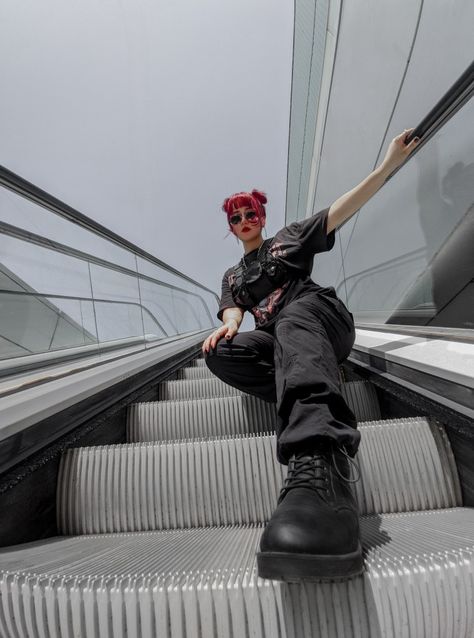 Fashion Photography Street Style, Good Insta Poses, Photoshoot Street Ideas, Stairs Poses Photography, Poses Standing Up, Street Photo Poses, Stairway Photoshoot, Escalator Photography, People On Stairs