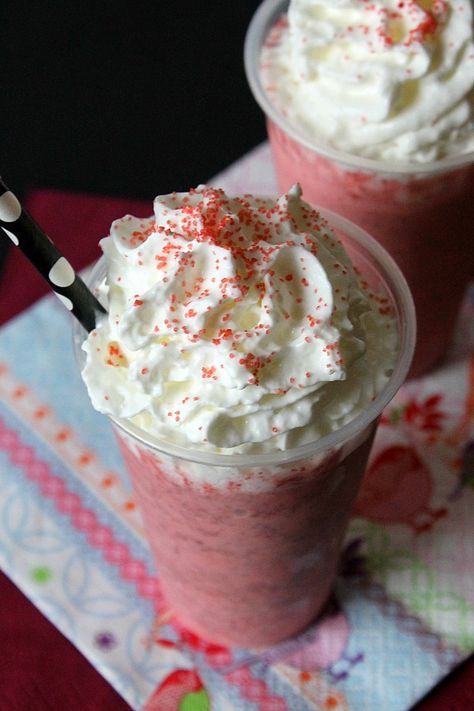 Red Velvet Milkshake on MyRecipeMagic.com Red Velvet Milkshake, Oreo Milkshake, Milkshake Recipe, Red Velvet Cheesecake, 3 Ingredient Recipes, Milkshake Recipes, Healthy Smoothie, Frozen Drinks, Milkshakes