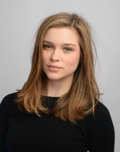 Brit actress Sophie Cookson as Abigail: brown eyes, mousy hair. Mousy Brown Hair, Mousy Brown, Sophie Cookson, Brown Hair Balayage, Female Character Inspiration, Hair Color Balayage, Lady Biker, Hair Envy, Brown Hair Colors