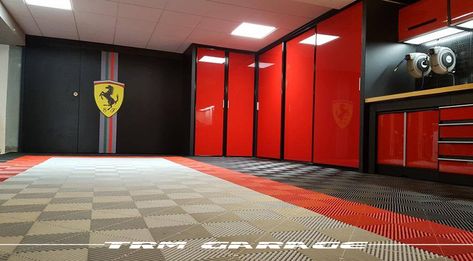 Ferrari Garage Ideas, Deco Garage, Ferrari Garage, Cars Garage, Mud Room Entry, Mechanic Shop, Store Concept, Luxury Garage, Cars Room