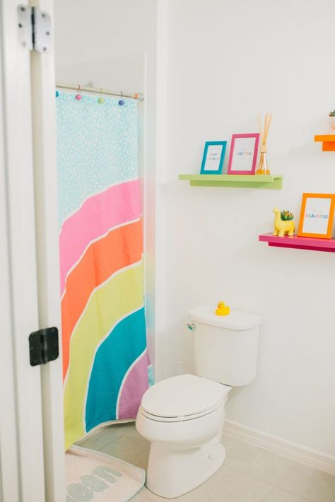 School Stuff Aesthetic, Girls Shared Bathroom, Green Modern Farmhouse, Daycare Bathroom, Colorful Kids Bathroom, Family Bathroom Ideas, Kids Bathroom Girls, Kids Bathroom Organization, Kids Bathroom Colors