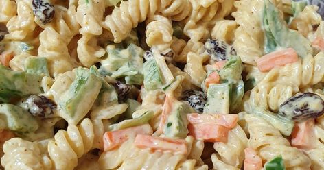 Don't buy this from the supermarket deli, make your own, it's so easy! Curried Pasta, Curry Pasta Salad, Mexican Pasta Salad, Bacon Pasta Salad, Curry Pasta, Spiral Pasta, Easy Pasta Salad Recipe, Best Pasta Salad, Cold Pasta Salad