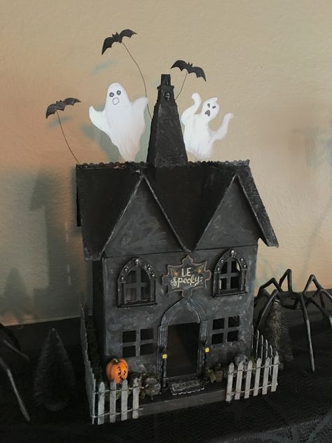 Cardboard Halloween House Diy, Diy Haunted House Cardboard, Haunted House Cardboard, Halloween Cardboard Crafts, Cardboard Halloween House, Haunted House Model Ideas, Haunted Play House Diy, Halloween Cardboard House, Cardboard Haunted House