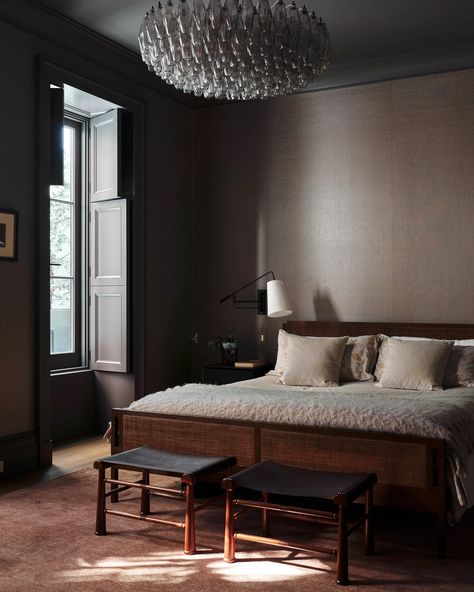 Tour a Glimmering Historic Home on Gramercy Park | Architectural Digest Dark Masculine Bedroom, Modern Mens Bedroom, Architectural Digest Bedroom, London Bedroom, Carlton House, Masculine Bedroom, Gramercy Park, Ad Home, Black Bedroom