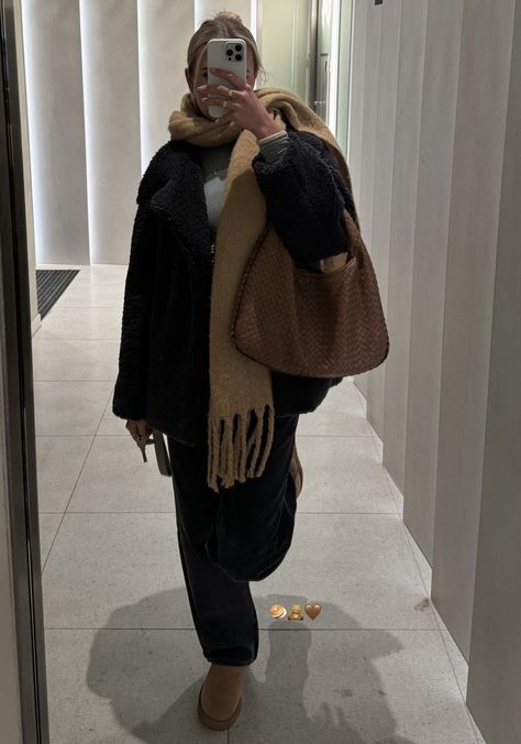 Beige Scarf Outfit, Brown Beige Outfit, Beige Uggs, Plaid Scarf Outfit, Scarf Outfit Winter, New Wardrobe Ideas, Egypt Aesthetic, Beige Scarf, Winter Ootd