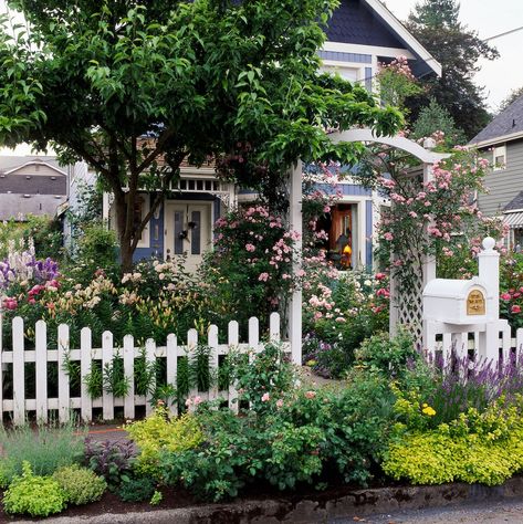 Garden Inspiration: Arbors, Trellises & Gates - The Inspired Room Tudor Cottage, Arch Trellis, Picket Fences, Garden Arbor, Garden Wallpaper, White Picket Fence, Cottage Interior, Have Inspiration, Style Cottage